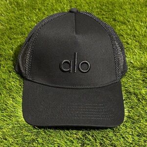 Alo yoga district trucker hat NWT❤️Black
